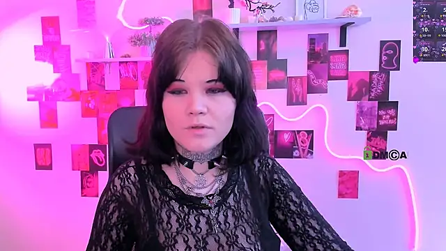 nikki kiss  online show from May 3, 8:52 am