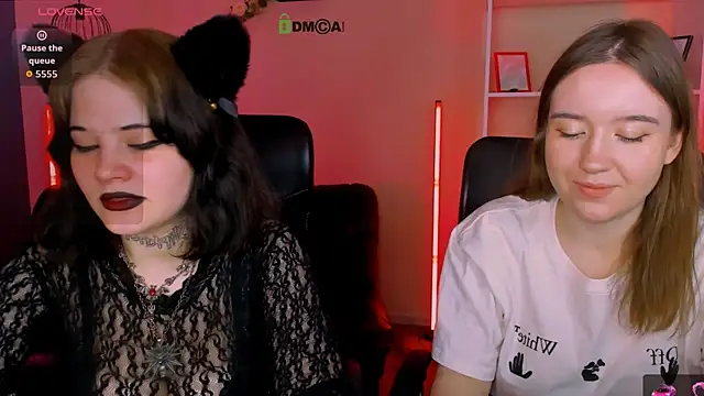 nikki kiss  online show from May 26, 8:01 am