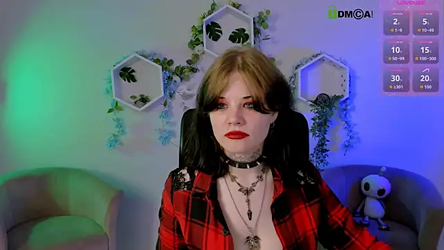 nikki kiss  online show from July 6, 8:32 am