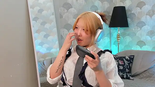 Snapshot of AzureMimi chatting on April 23, 2:08 pm AzureMimi online show from April 23, 2:08 pm