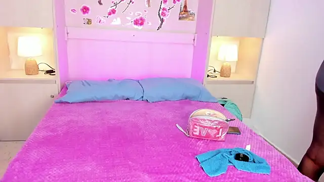 TaylorBloom online show from April 18, 11:45 am