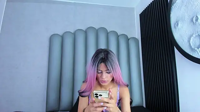 luna-bella  online show from May 9, 3:32 am