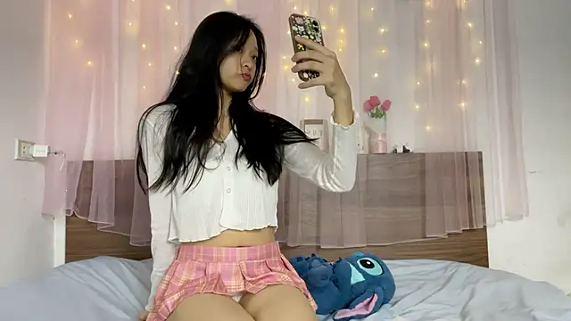 Snapshot of shy_pink_doll chatting on June 16, 3:23 pm shy pink doll online show from June 16, 3:23 pm