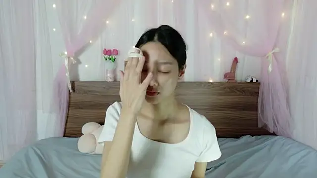 Snapshot of shy_pink_doll chatting on July 22, 3:47 pm shy pink doll online show from July 22, 3:47 pm