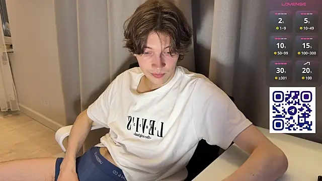 Snapshot of swaggenjoyer chatting on June 9, 8:21 pm swaggenjoyer online show from June 9, 8:21 pm