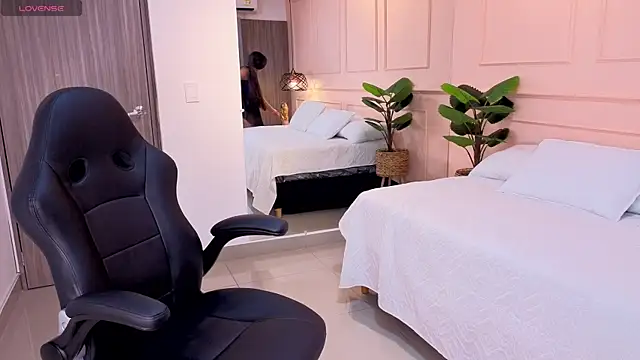 OLIVIA GARCIA   online show from April 17, 11:13 am