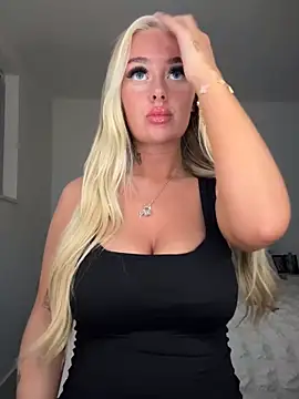 Vanillaheavennn online show from April 14, 8:03 pm