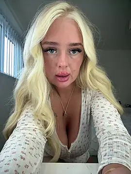 Vanillaheavennn online show from April 15, 6:45 pm