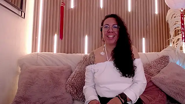 Snapshot of Velvet_Curly chatting on May 27, 12:23 pm Velvet Curly online show from May 27, 12:23 pm