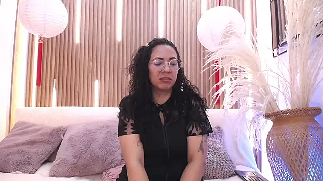 Snapshot of Velvet_Curly chatting on June 25, 12:21 pm Velvet Curly online show from June 25, 12:21 pm