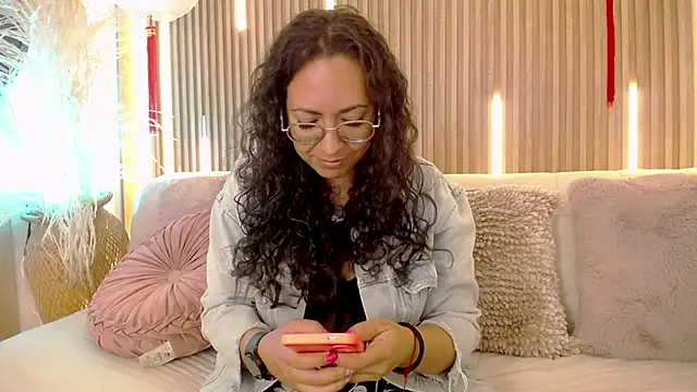 Snapshot of Velvet_Curly chatting on May 25, 1:10 pm Velvet Curly online show from May 25, 1:10 pm
