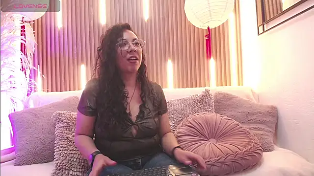 Snapshot of Velvet_Curly chatting on June 12, 12:36 pm Velvet Curly online show from June 12, 12:36 pm