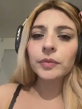 Bunnysweet95 online show from April 23, 3:13 am