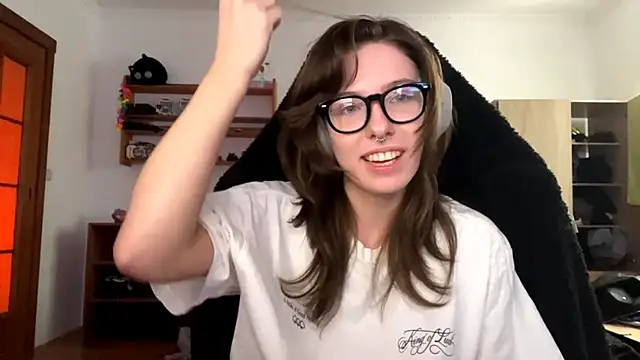 PillowPeachX online show from April 17, 2:20 pm