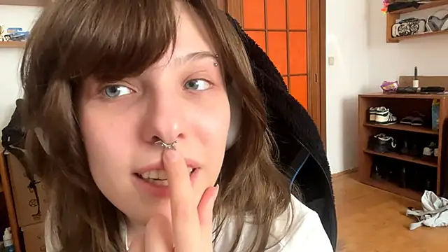 PillowPeachX online show from April 19, 11:44 am
