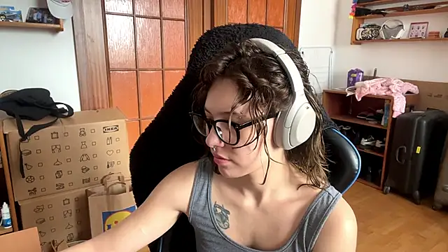 PillowPeachX online show from May 17, 8:36 am