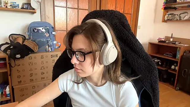 PillowPeachX online show from April 22, 2:13 pm