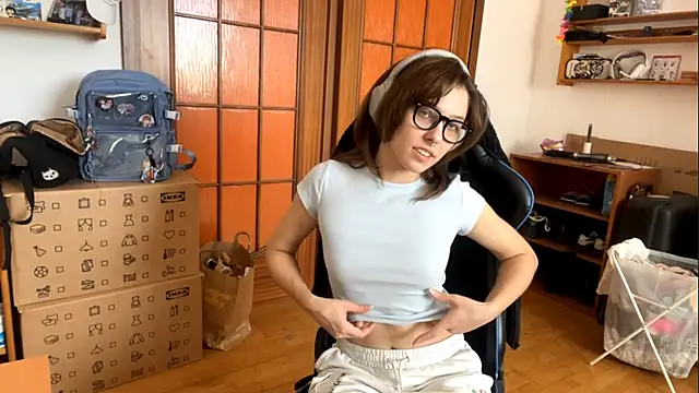 PillowPeachX online show from April 25, 11:35 am