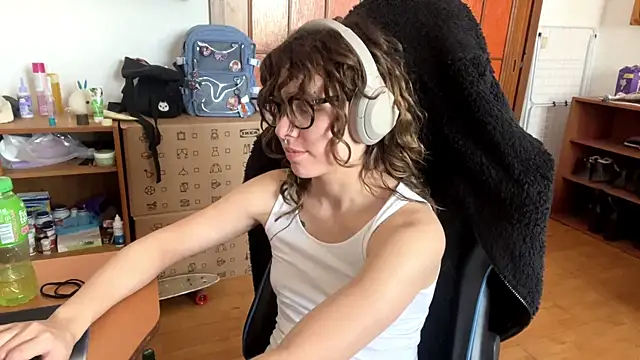 PillowPeachX online show from May 4, 2:42 pm