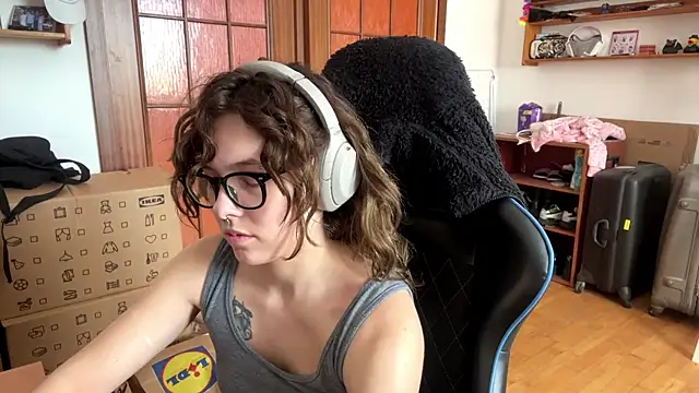 PillowPeachX online show from May 18, 10:09 am