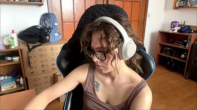PillowPeachX online show from May 12, 9:59 am