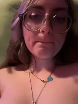 prettykitttty online show from April 15, 7:36 am