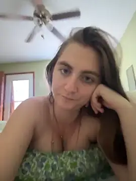 prettykitttty online show from April 14, 7:30 pm