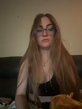 Snapshot of prettykitttty chatting on April 19, 8:37 am prettykitttty online show from April 19, 8:37 am