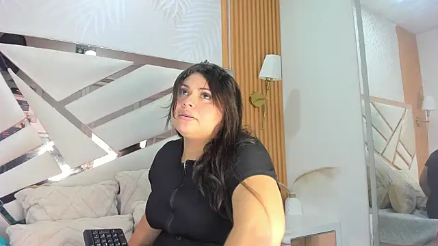 Snapshot of Eimy_Curvy chatting on May 5, 4:04 am Eimy Curvy online show from May 5, 4:04 am