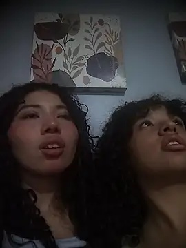 Snapshot of Chloe_and_Violeta chatting on May 9, 3:43 am Chloe and Violeta online show from May 9, 3:43 am