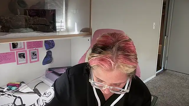 MUSCLEMOMMY1365 online show from May 13, 7:54 pm