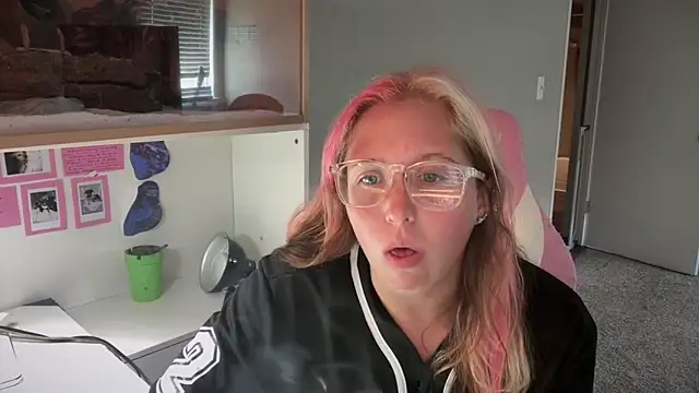 MUSCLEMOMMY1365 online show from May 9, 5:27 pm