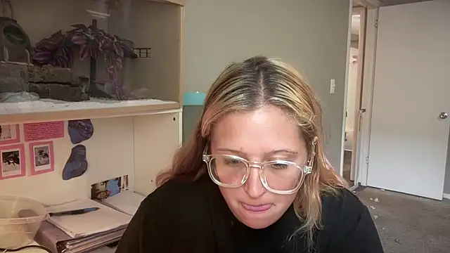 MUSCLEMOMMY1365 online show from April 26, 2:58 pm