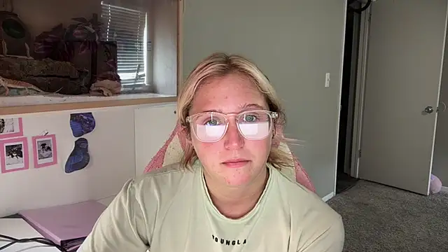 MUSCLEMOMMY1365 online show from May 25, 7:12 pm