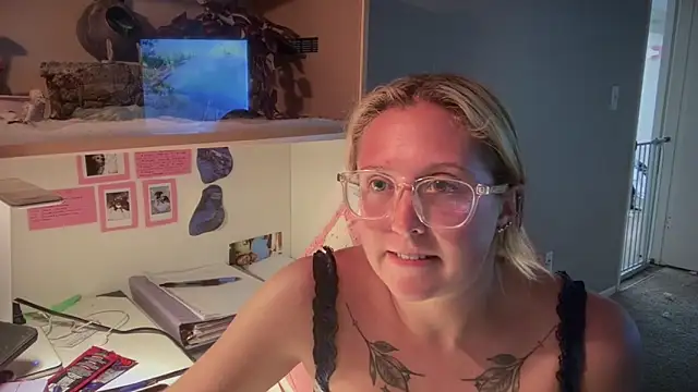 MUSCLEMOMMY1365 online show from April 26, 12:52 am