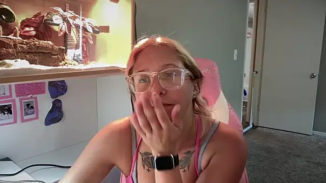 MUSCLEMOMMY1365 online show from May 16, 5:12 pm