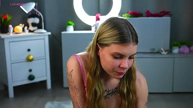 LesleeOpenshaw online show from April 15, 7:58 pm