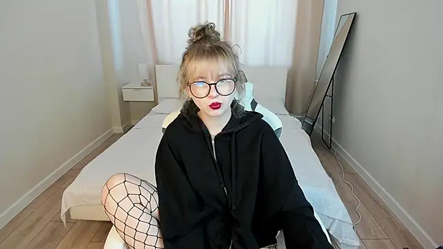 Helen Carson online show from April 18, 1:08 am