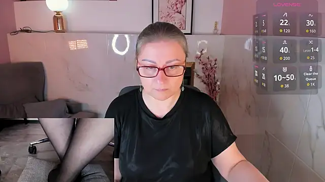 Alexandra Kind online show from May 2, 8:25 pm