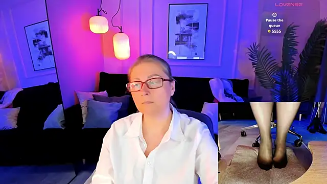 Alexandra Kind online show from June 20, 9:20 pm