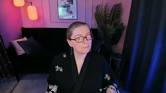 Alexandra Kind online show from April 15, 12:05 am