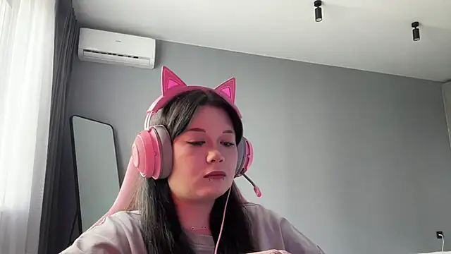 Alinalovelove online show from April 16, 1:34 pm