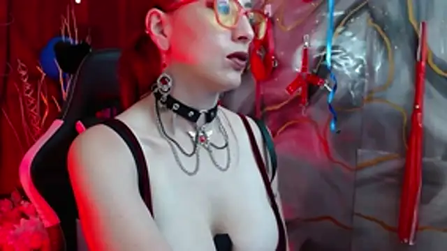 Snapshot of Queenscarlettsecret chatting on July 16, 1:08 pm Queenscarlettsecret online show from July 16, 1:08 pm
