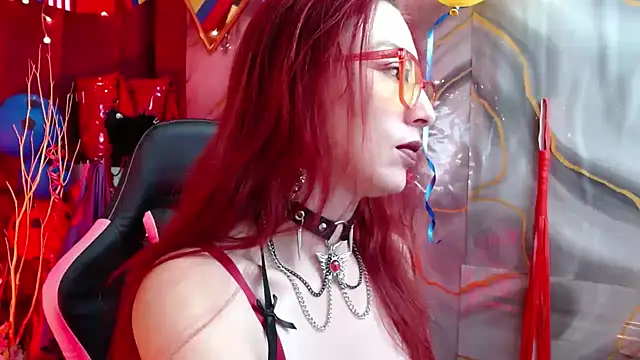 Snapshot of Queenscarlettsecret chatting on July 17, 1:19 pm Queenscarlettsecret online show from July 17, 1:19 pm