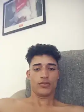 LatinBoy10 online show from April 15, 11:49 pm