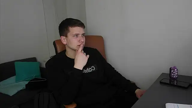 Zack Gillian online show from May 3, 7:28 pm