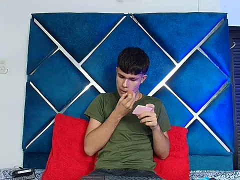 EdwinBoys online show from May 6, 1:37 pm