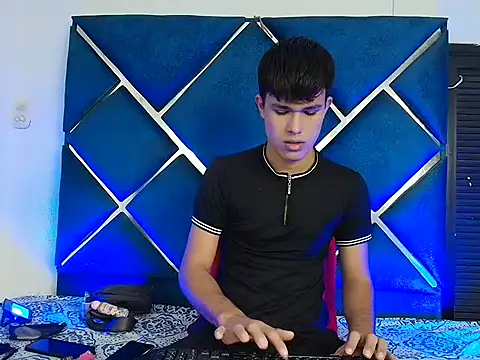 EdwinBoys online show from April 21, 1:07 pm