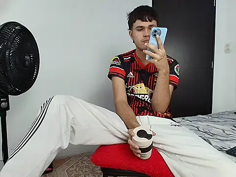 EdwinBoys online show from May 12, 1:06 pm