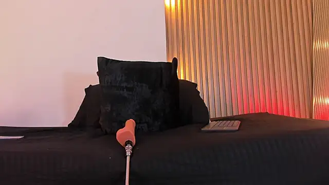 Snapshot of Violeta_queen1 chatting on June 3, 2:33 pm Violeta queen1 online show from June 3, 2:33 pm